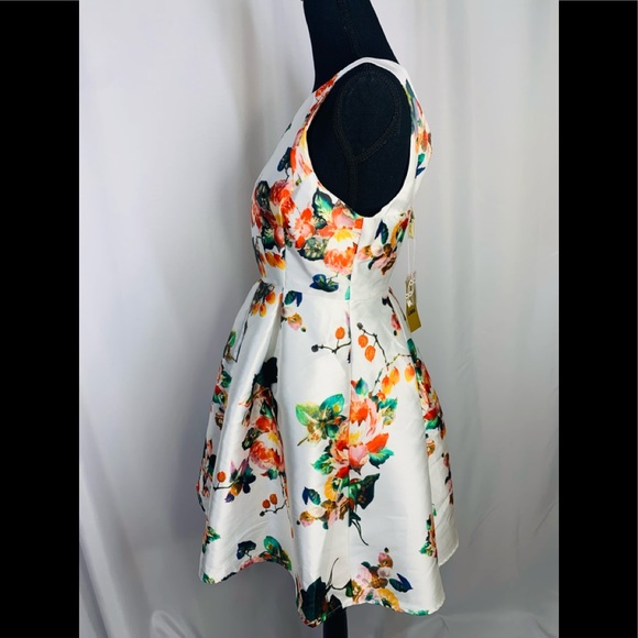 LARA Empire Floral Dress - Picture 3 of 4